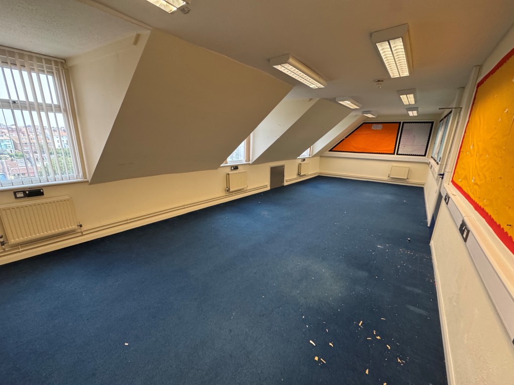 Lot: 92 - FOUR STOREY FREEHOLD BUILDING WITH POTENTIAL - Top floor office room 2